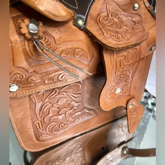 SADDLE vintage Handmade, Artisan Hand Tooled Mexican Leather Shoulder Bag - Picture 14 of 15